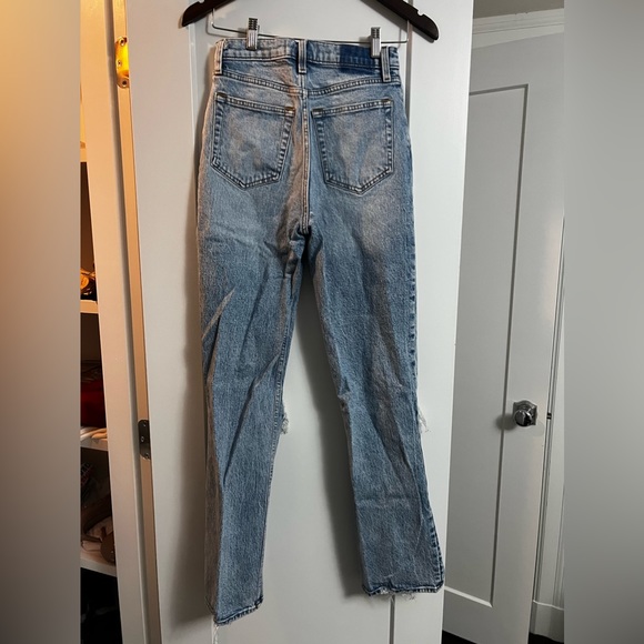 Abercrombie. The 90s Straight Ultra High Rise Distressed. Size 26 - Picture 2 of 2